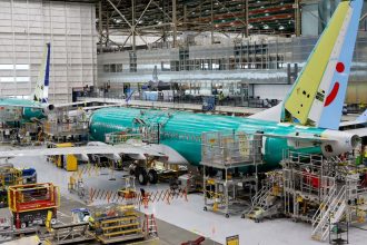 boeing-workers-begin-massive-strike,-production-of-737-max-halted