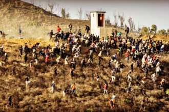 shock-video:-hundreds-of-african-men-try-to-storm-the-border-between-morocco-and-the-spanish-enclave-of-ceuta