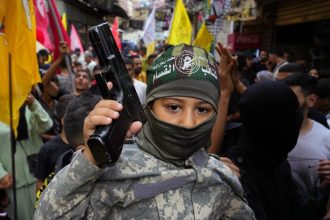 watch:-israel-hacked-pagers-of-hezbollah-fighters-and-made-them-explode,-hundreds-of-injuries-reported