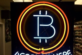 president-trump-stops-by-a-‘crypto-bar’-and-buys-burgers-with-bitcoin-in-history-making-visit