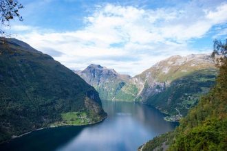 as-world-watches-explosions-elsewhere,-the-boomsday-ship-gets-towed-past-norway