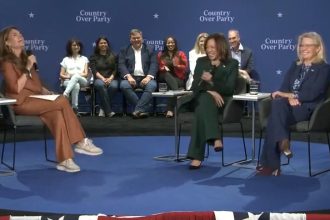 moderator-admits-audience-can’t-ask-questions-at-kamala’s-fake-town-hall-with-liz-cheney-because-the-questions-are-“pre-determined”-(video)