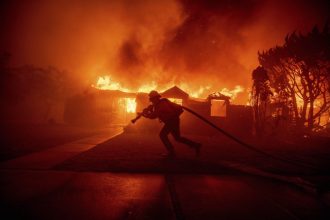 southern-california-wildfires:-30,000-evacuated,-200,000-without-power