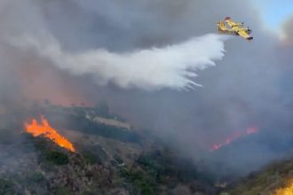 watch:-pilot-of-fire-tanker-floods-mountainside-hotspot-with-absolutely-perfect-drop