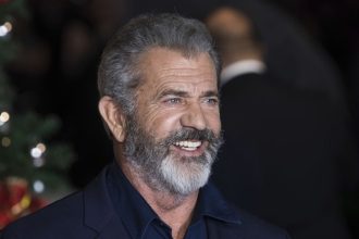 braveheart:-mel-gibson-tours-the-burned-remnants-of-his-malibu-home