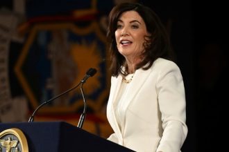 new-york-governor-kathy-hochul’s-state-of-the-state-address-featured-a-cringey-dance-troupe-(watch)