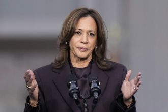 everybody-gets-a-trophy:-kamala-harris-presented-with-‘runner-up-prize’-at-naacp-image-awards