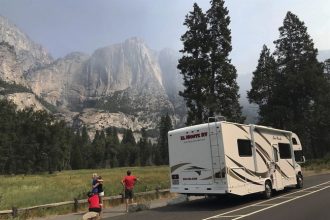 nps-staffers-hang-upside-down-flag-in-yosemite-to-protest-firings-—-they-don’t-get-reaction-they-expect